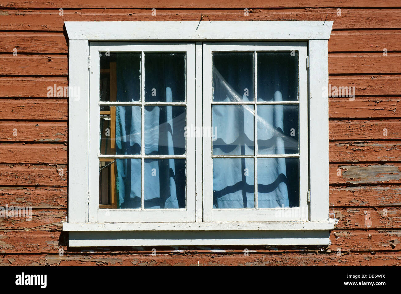 Windows von einem Ferienhaus in Davies Obstgarten in Snug Cove, Bowen Island, British Columbia, Kanada Stockfoto