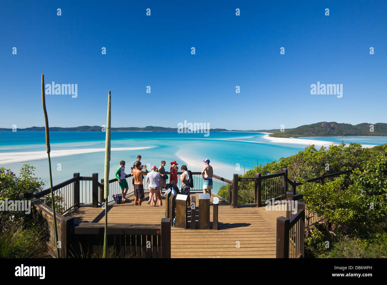 Touristen auf der malerischen Aussichtspunkt mit Blick auf Hill Inlet und Whitehaven Beach. Whitsunday Island, Queensland, Australien Stockfoto