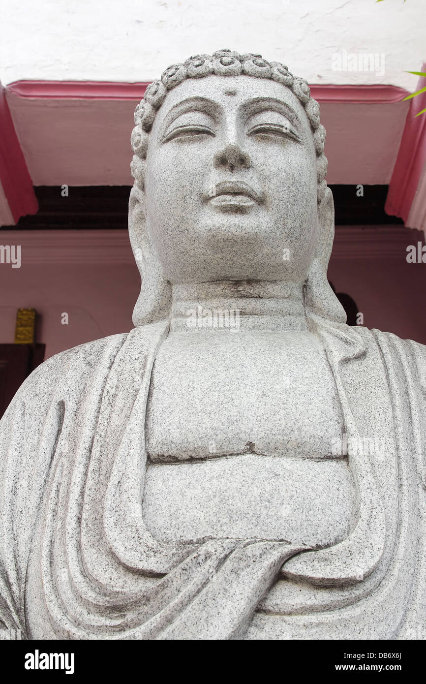 Stein gehauen Buddhastatue im Tempel außen Closeup Stockfoto