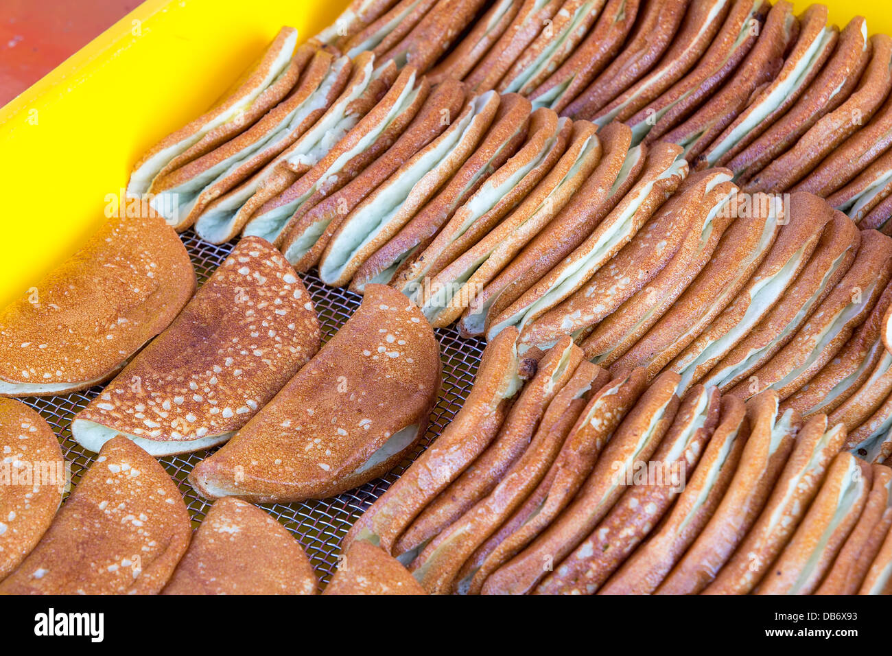 Kueh Apom Balik Umsatz Pfannkuchen mit Banane cremig Zuckermais Füllungen auf lokale Speisen Hawker Stall in Penang, Malaysia Stockfoto