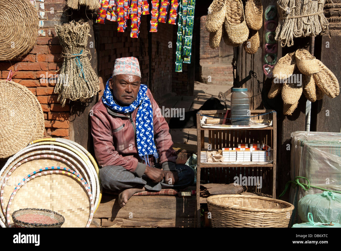 Mann verkauft handgemachte Gegenstände in Straße von Bhaktapur Stockfoto