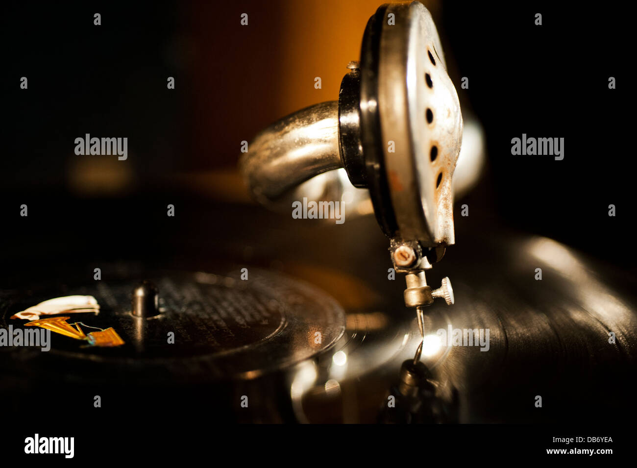 Alter Vintage-Plattenspieler (Linguaphone) mit Nadel auf Platte Stockfoto