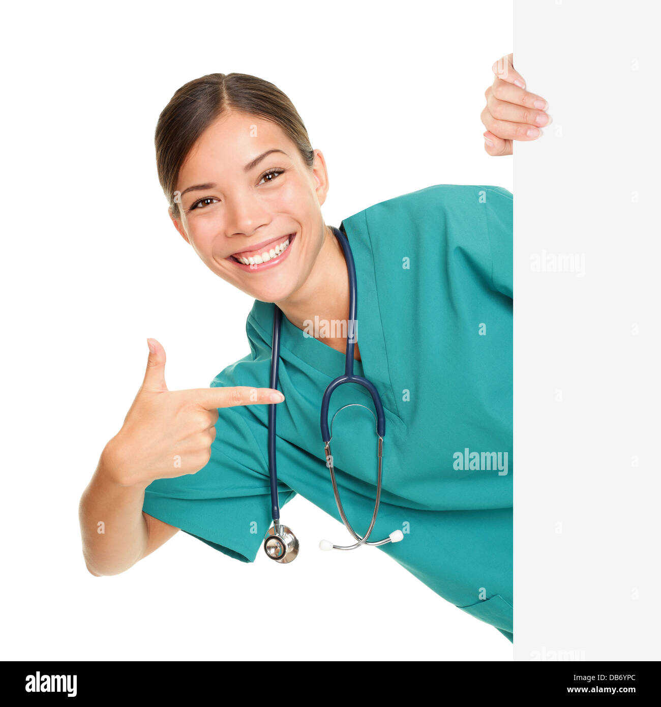 Medizinische zeichen Person - Frau, leeres Plakat Plakat Plakat zeigt. Junge weibliche Pflegekraft oder Arzt professional in Grün scrubs lächelnd Stockfoto