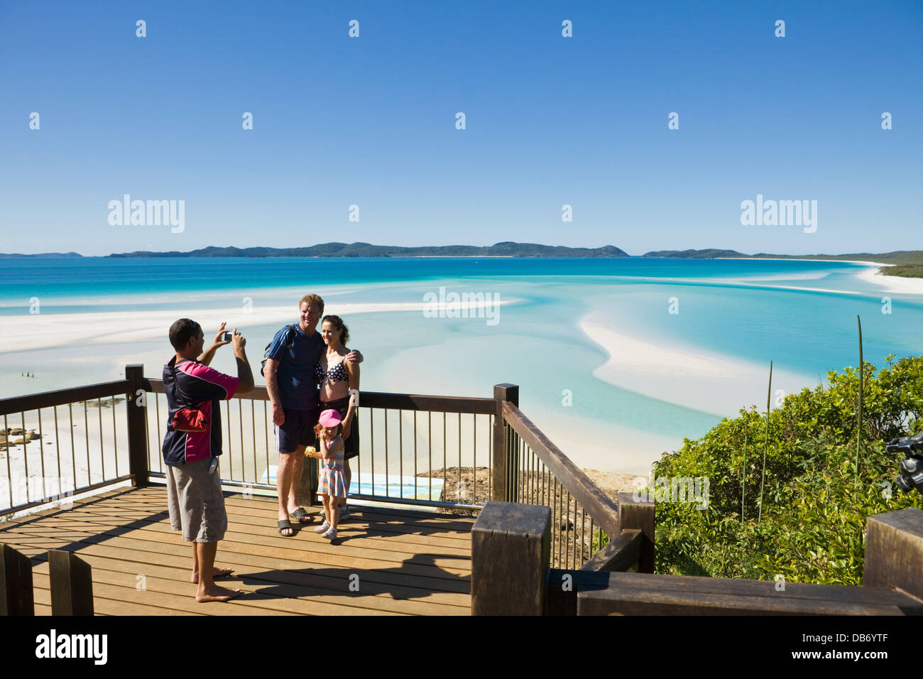 Familie auf der malerischen Aussichtspunkt mit Blick auf Hill Inlet und Whitehaven Beach. Whitsunday Island, Whitsundays, Queensland, Australien Stockfoto