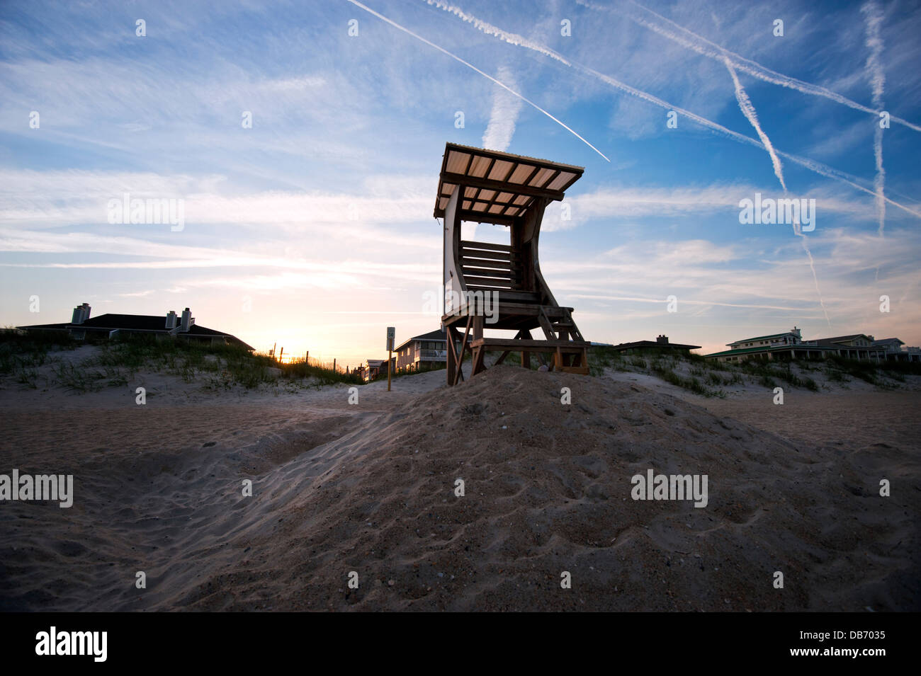 Ein Rettungsschwimmer stehen bei Sonnenuntergang auf Wrightsville Beach, North Carolina Stockfoto