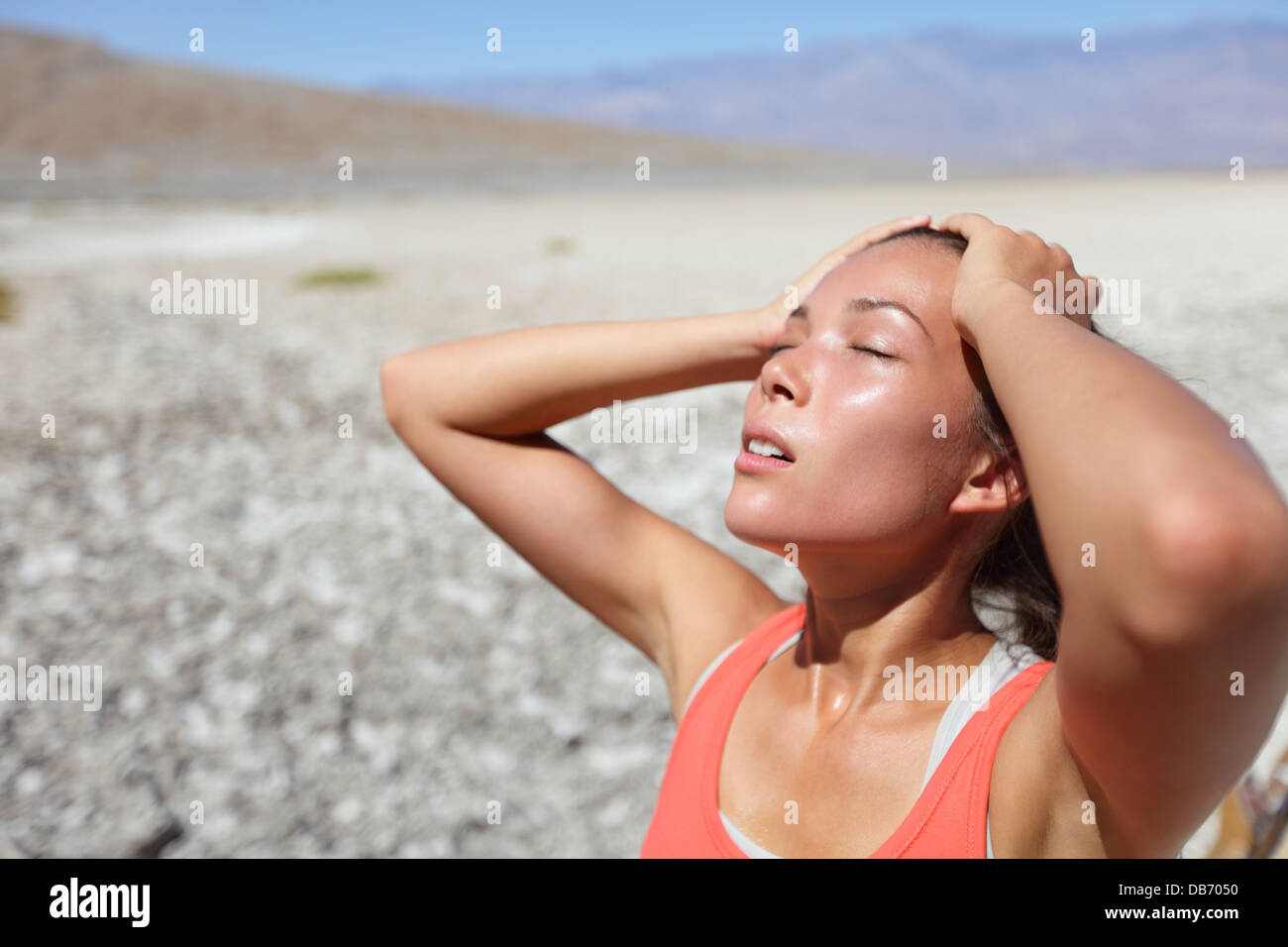 Wüste Frau durstig in Death Valley entwässert. Dehydratation, Überhitzung, Durst und Hitzeschlag Konzept Bild mit Mädchen in der Wüste Natur. Stockfoto