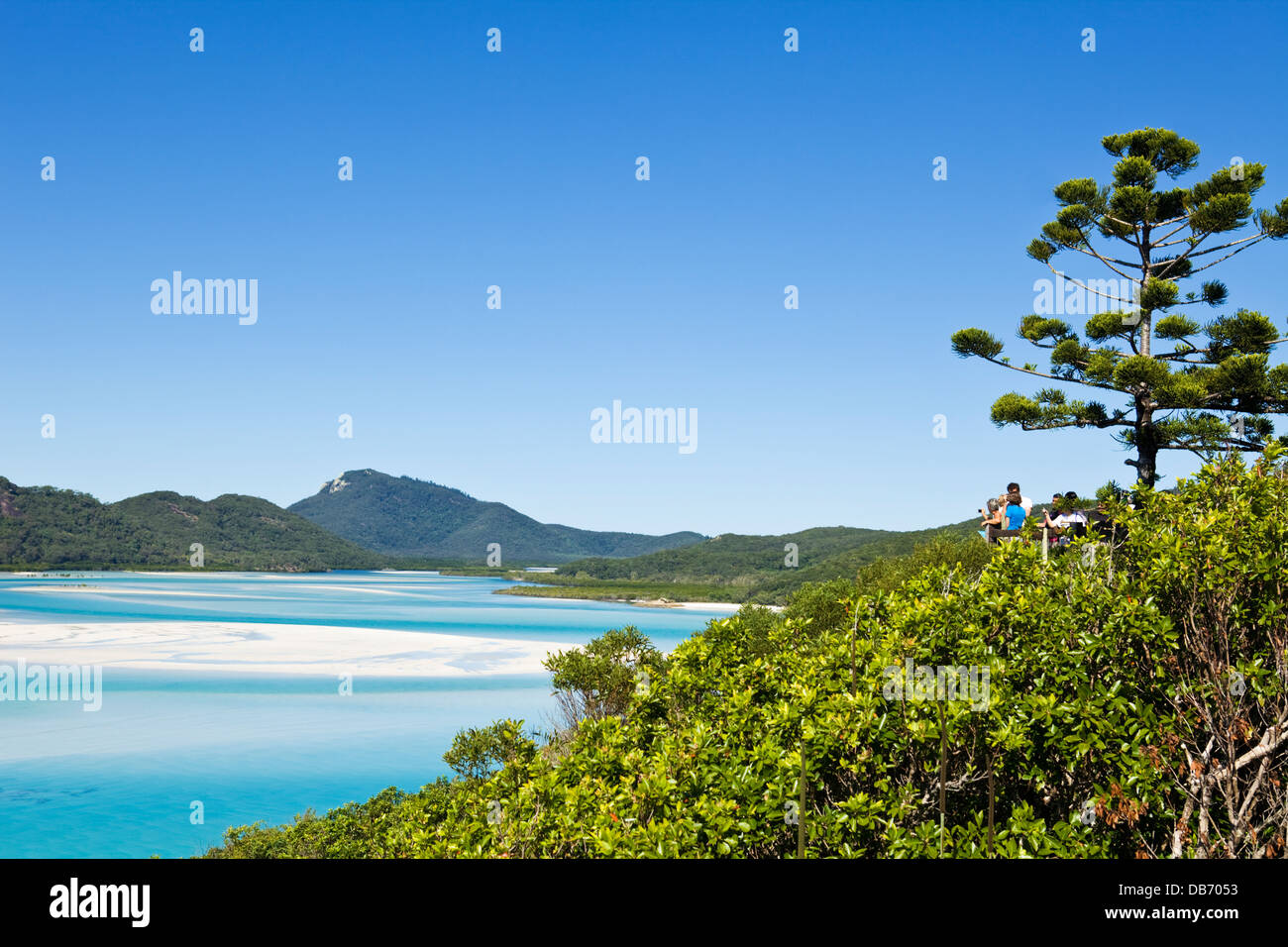 Touristen auf der malerischen Aussichtspunkt mit Blick auf Hill Inlet. Whitsunday Island, Whitsundays, Queensland, Australien Stockfoto