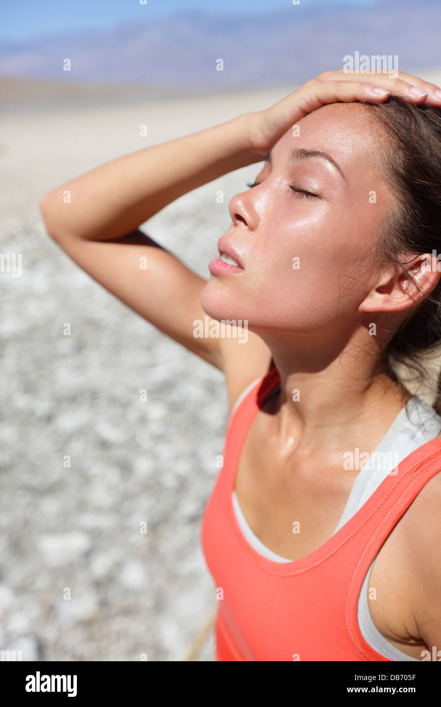 Dehydratation durst Konzept Frau in Death Valley Wüste. Mädchen müde und in der Nähe von Hitzschlag aufgrund der hohen Temperatur und der Mangel an Wasser entwässert. Stockfoto