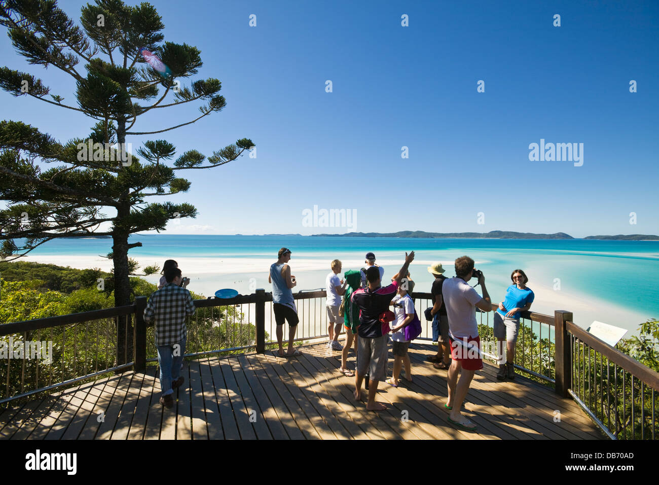 Touristen auf der malerischen Aussichtspunkt mit Blick auf Hill Inlet und Whitehaven Beach. Whitsunday Island, Queensland, Australien Stockfoto