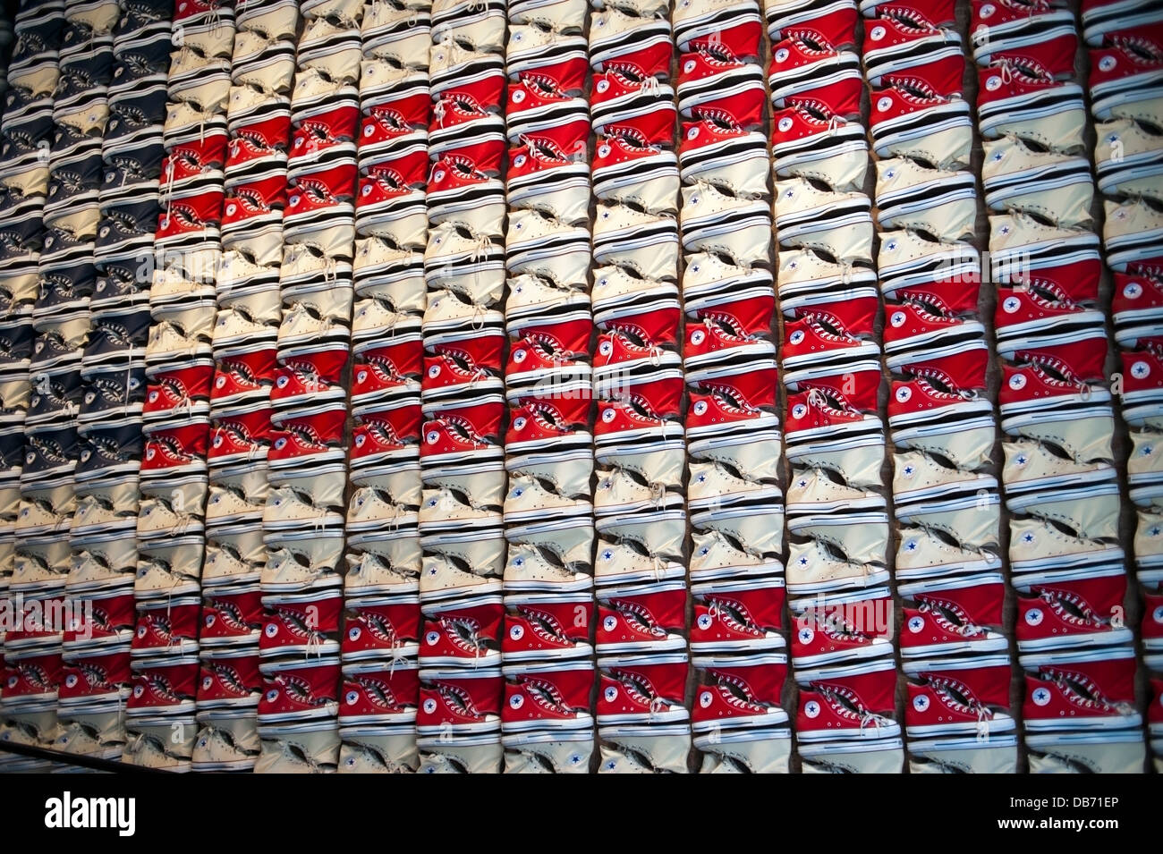 Converse Chuck Taylor All Stars-Tennis-Schuhe, die an der Wand am Converse Schuh angezeigt zu speichern, in New York City Stockfoto
