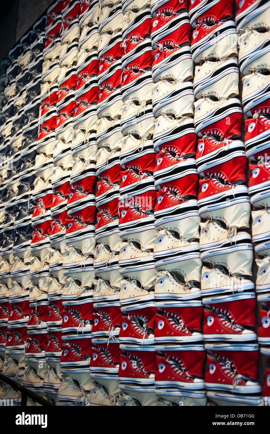 Converse Chuck Taylor All Stars-Tennis-Schuhe an der Wand am Converse Schuh speichern in New York City Stockfoto