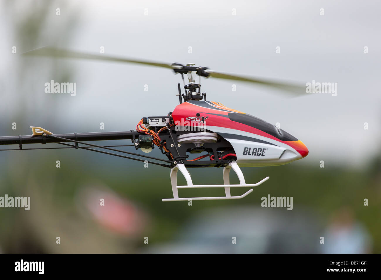 Ein ferngesteuerter Modellhubschrauber Durchführung ein Kunstflug display Stockfoto