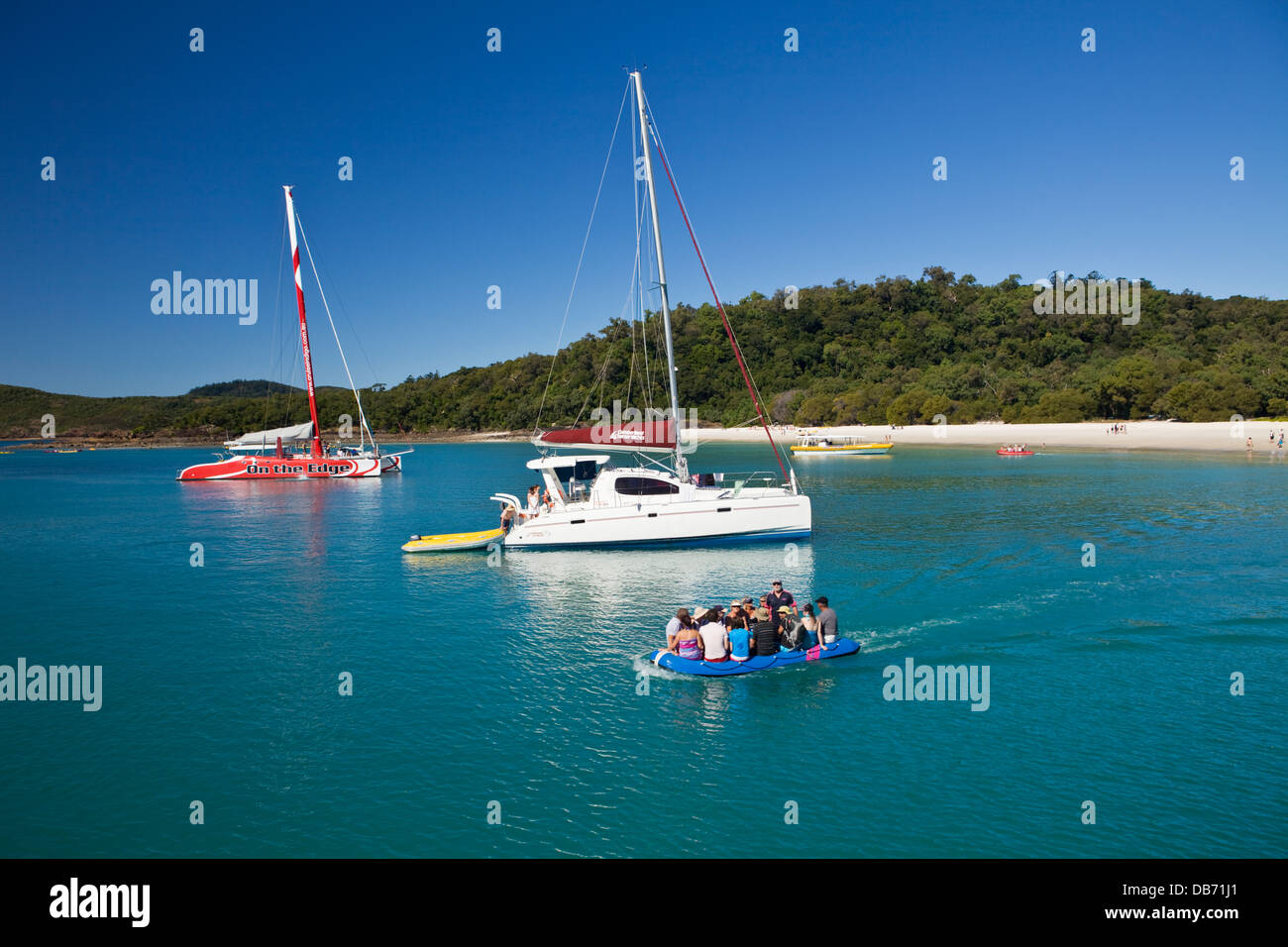 Touristen auf Boot fahren von Whitehaven Beach auf ihrer Yacht in Whitsunday Islands Nationalpark, Queensland, Australien Stockfoto