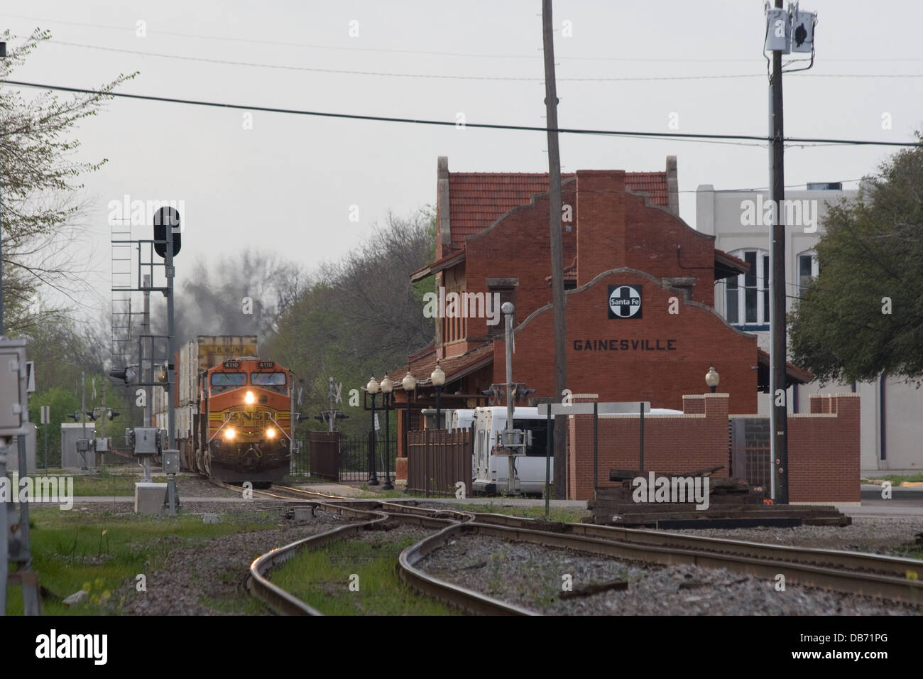 BNSF General Electric Lokomotiven fahren eine intermodale Güterzug vorbei an den historischen Santa Fe Depot in Gainesville, Texas USA Stockfoto