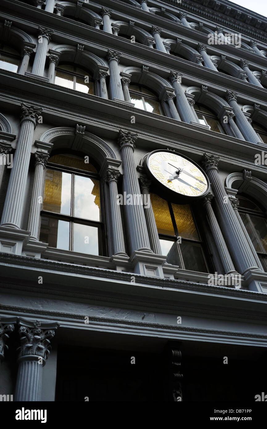 Gebäudehülle mit Säulen und Uhr in New York City Stockfoto