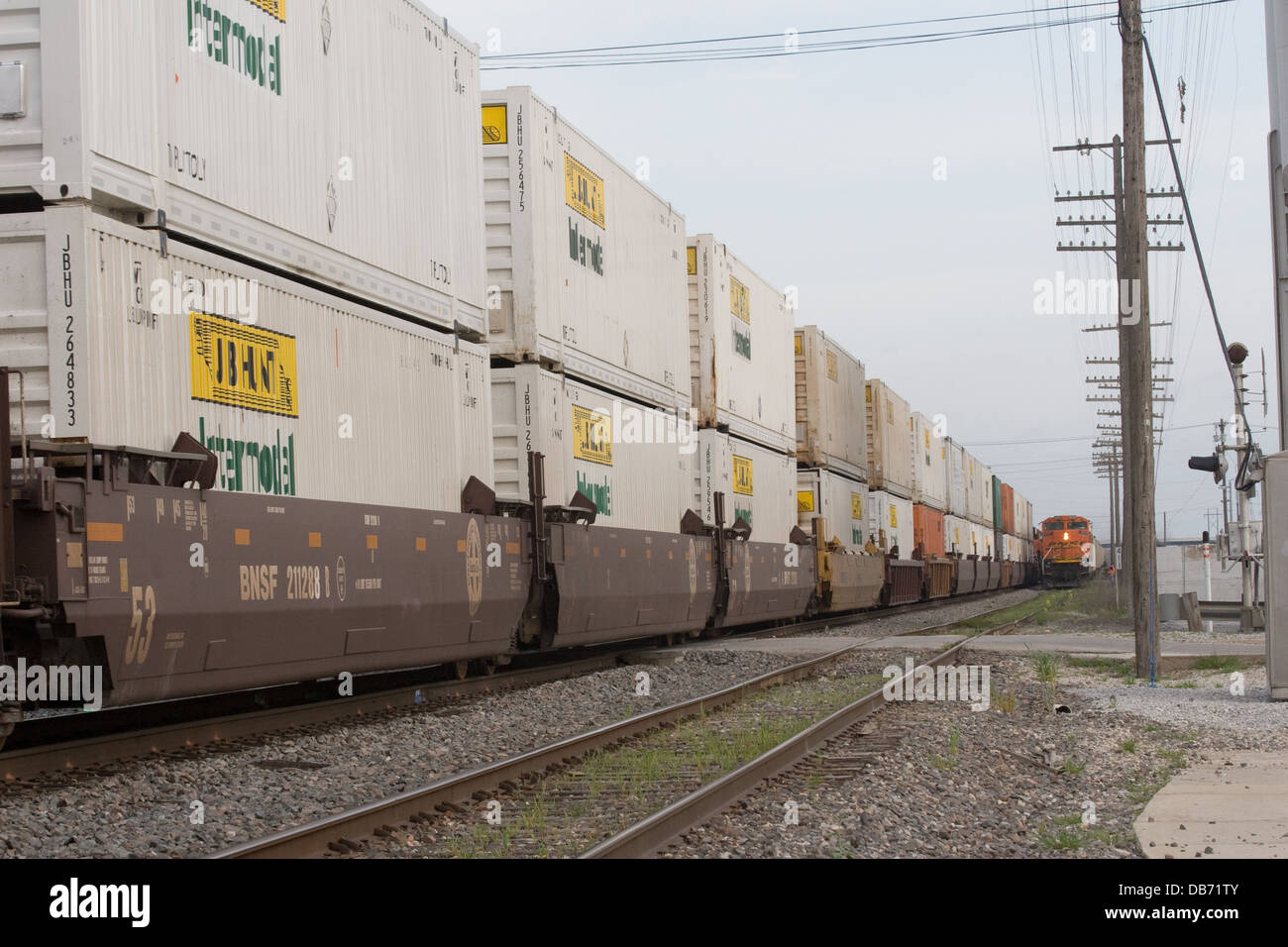 JB Hunt Fracht-Container auf einem BNSF double-Stack intermodal Güterzug in Gainesville, Texas USA Stockfoto