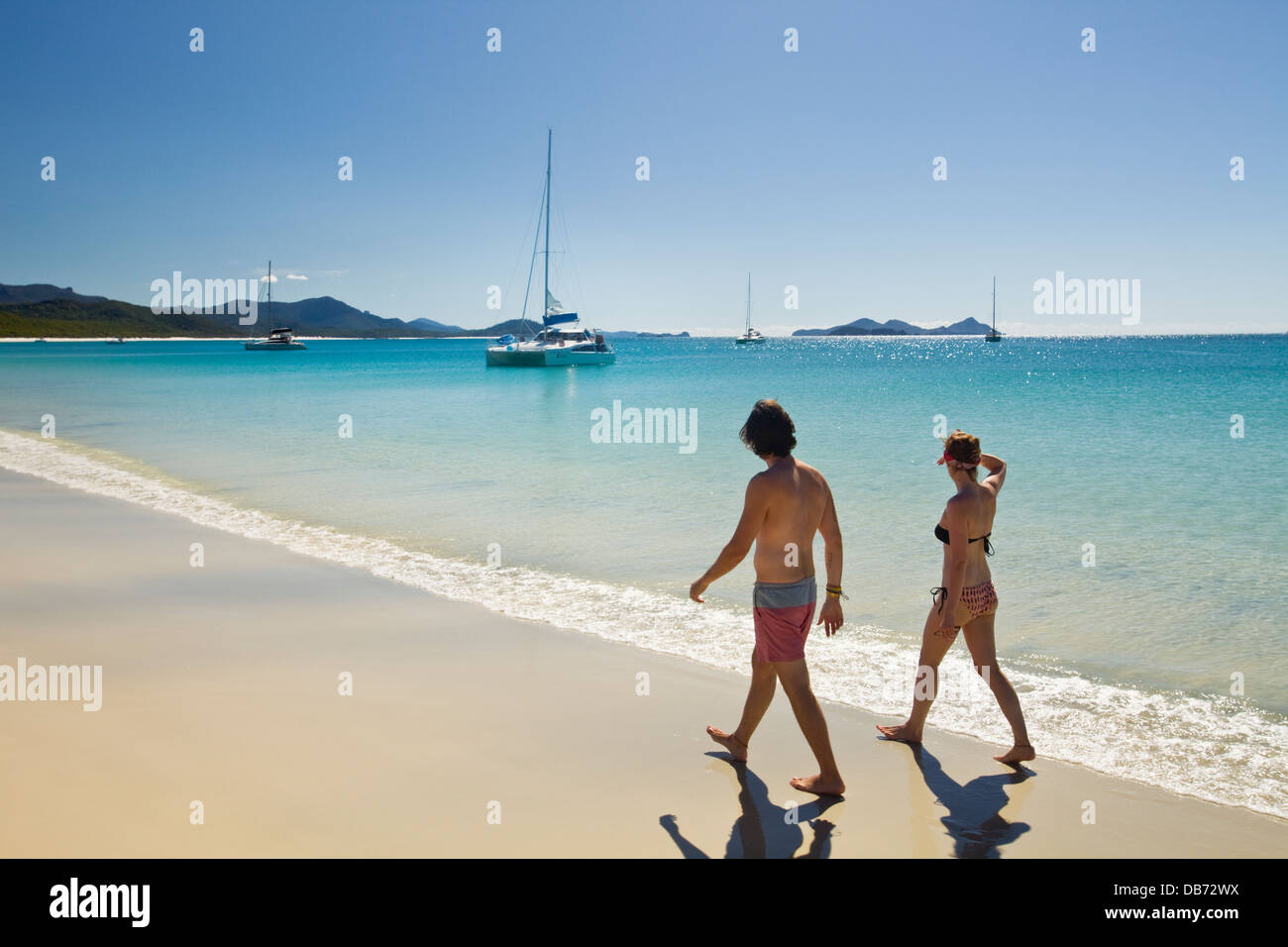 Junges paar entspannende auf Whitehaven Beach. Whitsunday Island, Whitsundays, Queensland, Australien Stockfoto