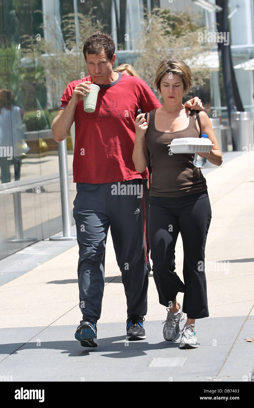 Dylan Walsh zu Mittag mit einem weiblichen Begleiter Los Angeles, Kalifornien - 06.05.11 Stockfoto