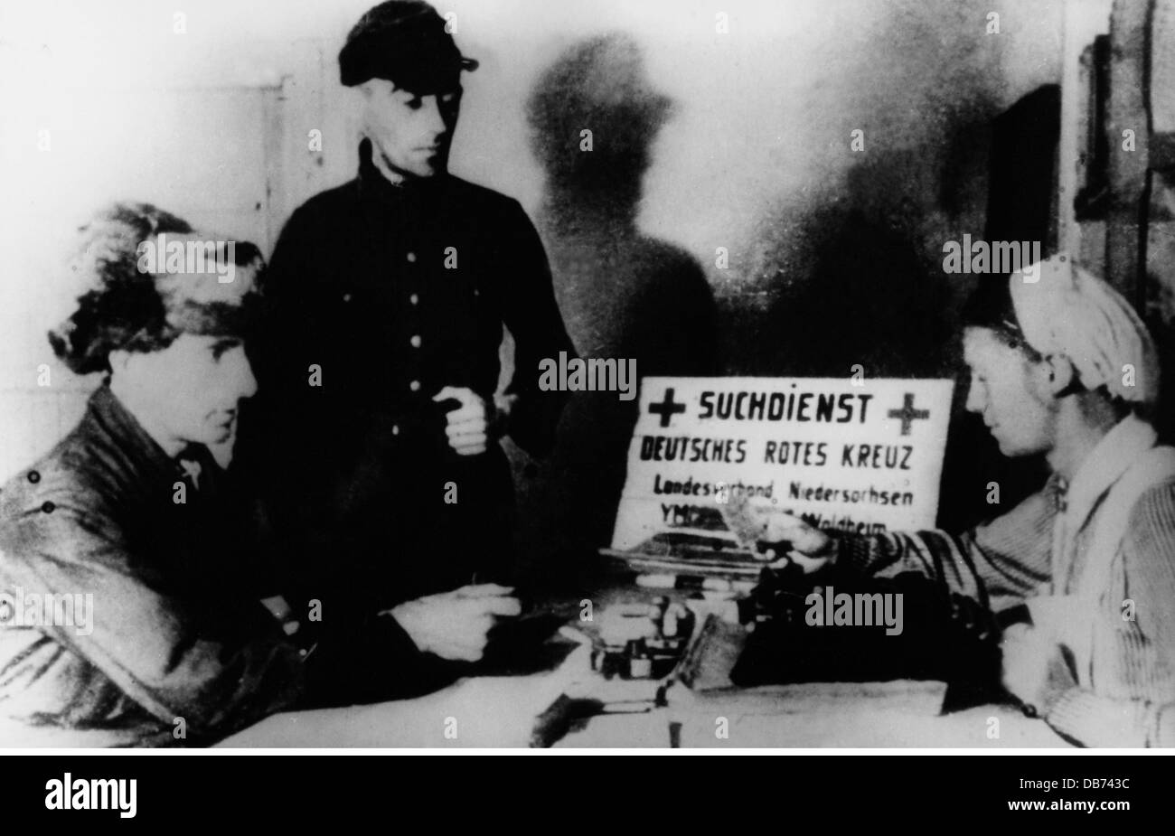 Nachkriegszeit, Rückverfolgungsservice, Deutschland, Rückkehrer werden befragt, Deutsches Rotes Kreuz, Waldheim, Niedersachsen, um 1948, Zusatzrechte-Clearences-nicht verfügbar Stockfoto