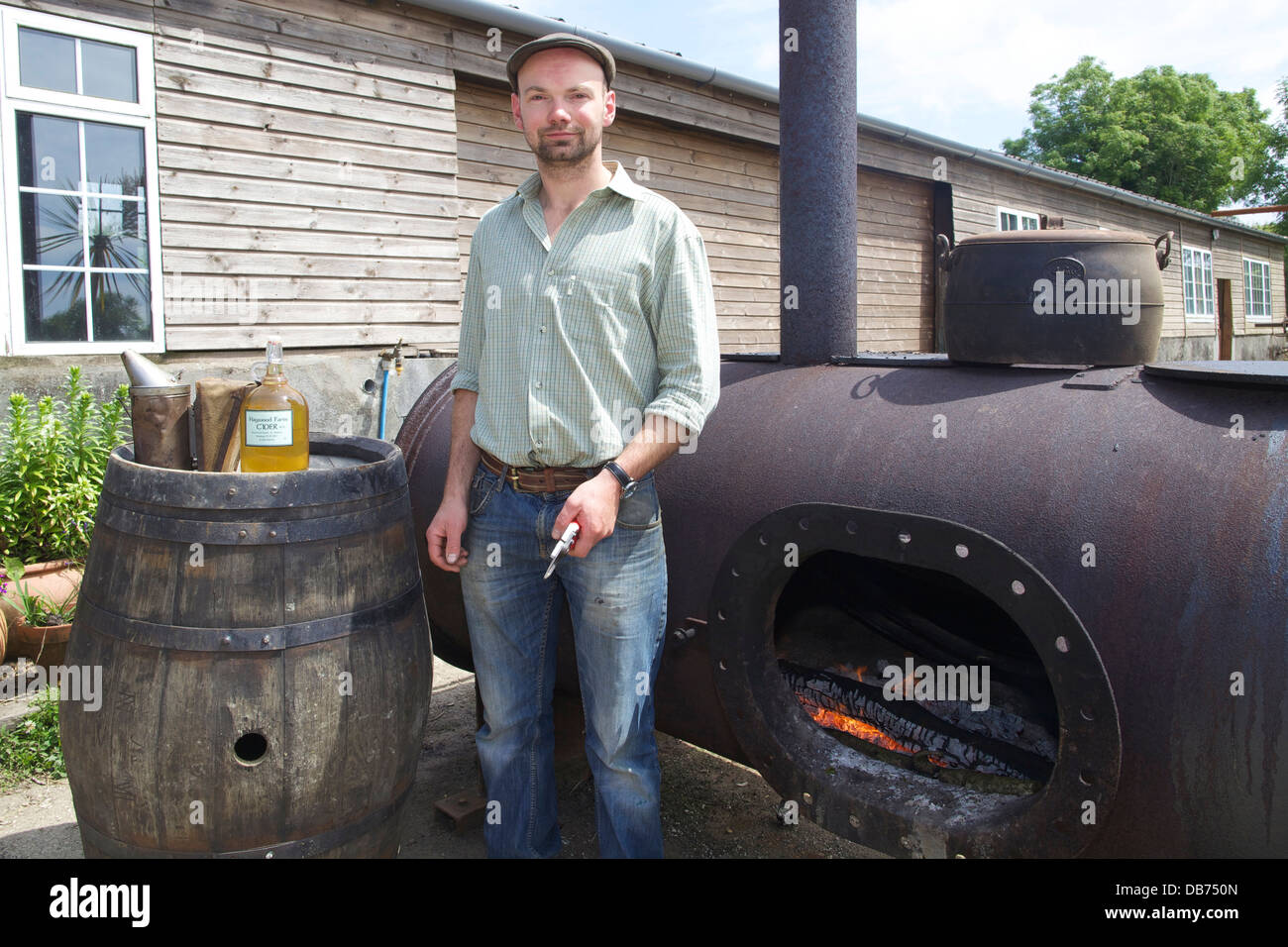 Tom Bray liegt mit seinen 6 Lieblingsdinge bei seiner Mosterei Haywood in St Mabyn, Cornwall Stockfoto