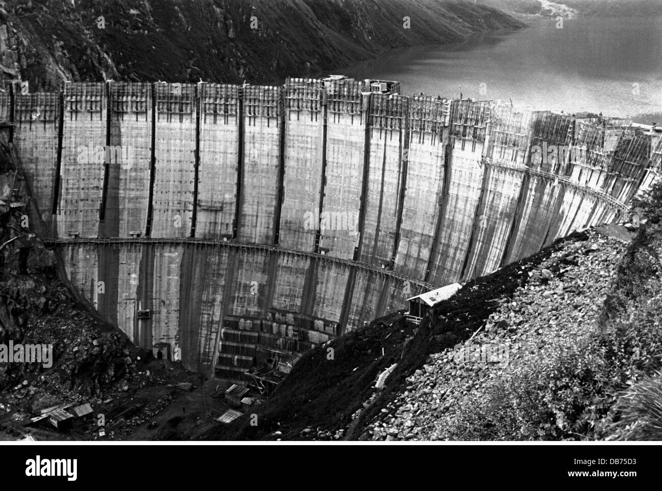 Energie, Wasser, Limberg-Staudamm des Kaprun-Kraftwerks während der Bauphase, Österreich, um 1950, zusätzliche-Rights-Clearences-nicht vorhanden Stockfoto