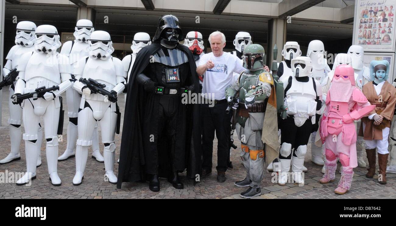 Essen, Deutschland. 24. Juli 2013. Star Wars-Fans stellen mit dem britischen Schauspieler Jeremy Bulloch (C) Alias "Boba Fett" während dem Star-Wars-Fan-treffen in Essen, Deutschland, 24. Juli 2013. Foto: Stephan Witte/Dpa/Alamy Live News Stockfoto