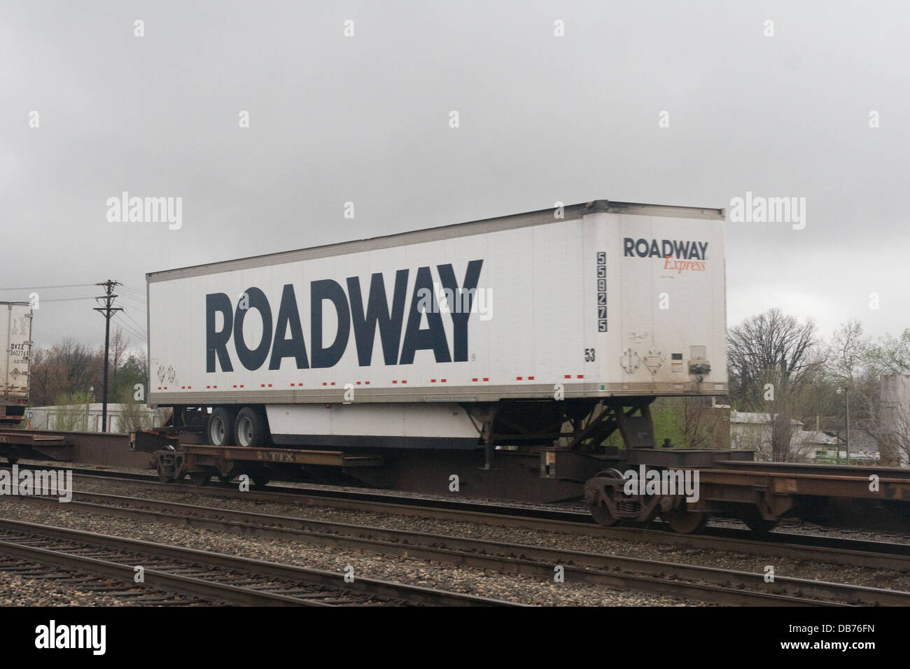 Fahrbahn Huckepack LKW Trailer auf BNSF Güterzug bei Mulvane Kansas USA Stockfoto