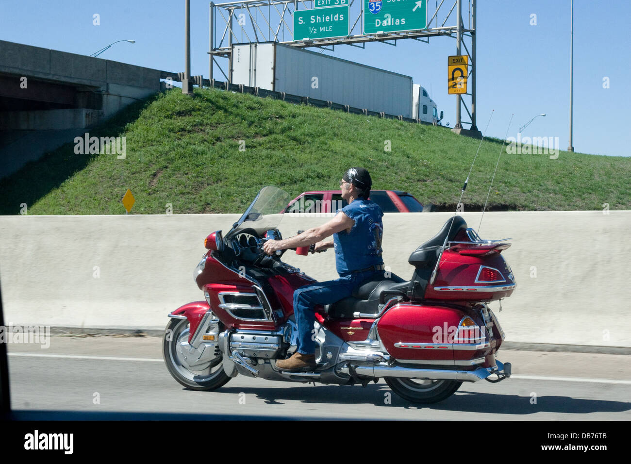 BIker ohne einen Sturzhelm Motorrad Honda Gold Wing auf I35 in der Nähe von  Oklahoma City USA Stockfotografie - Alamy