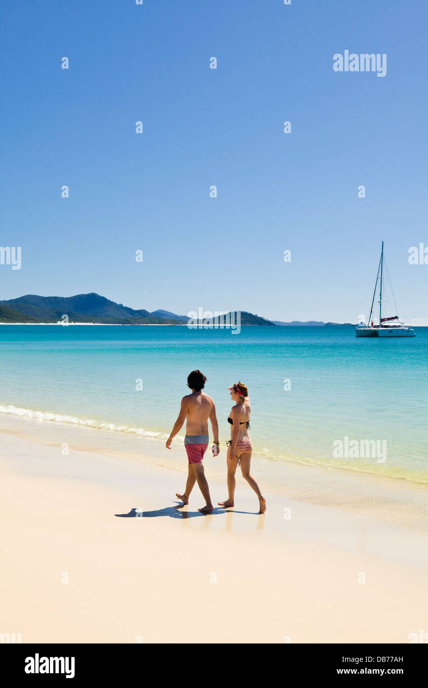Junges paar entspannende auf Whitehaven Beach. Whitsunday Island, Whitsundays, Queensland, Australien Stockfoto