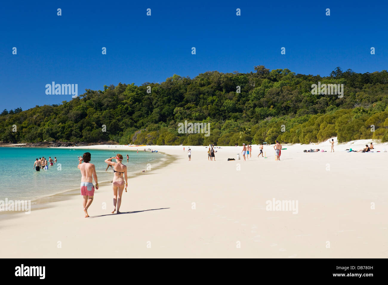 Junges Paar Whitehaven Beach entlang. Whitsunday Island, Whitsundays, Queensland, Australien Stockfoto