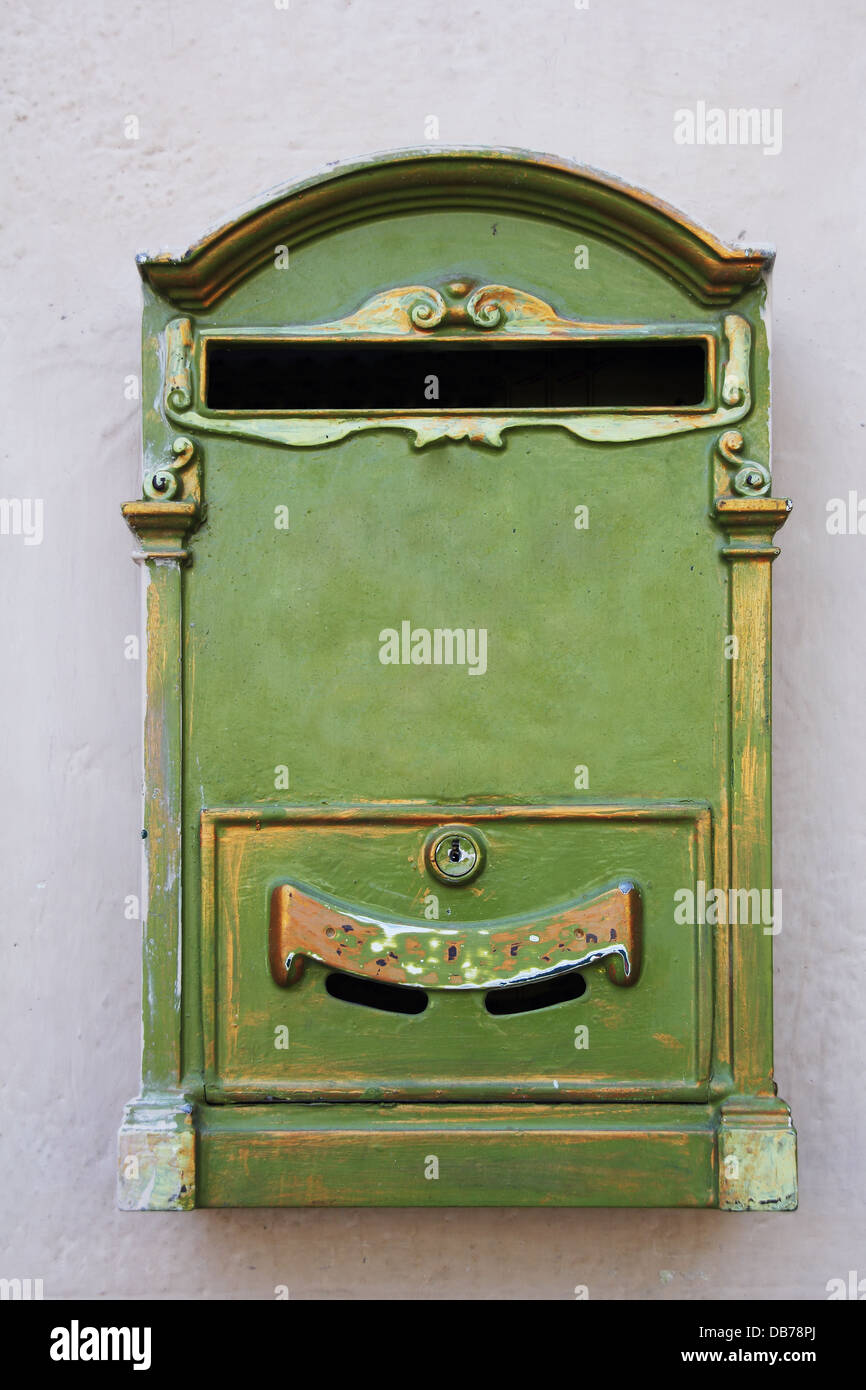 Antik Grün-Briefkasten an der Wand Stockfoto