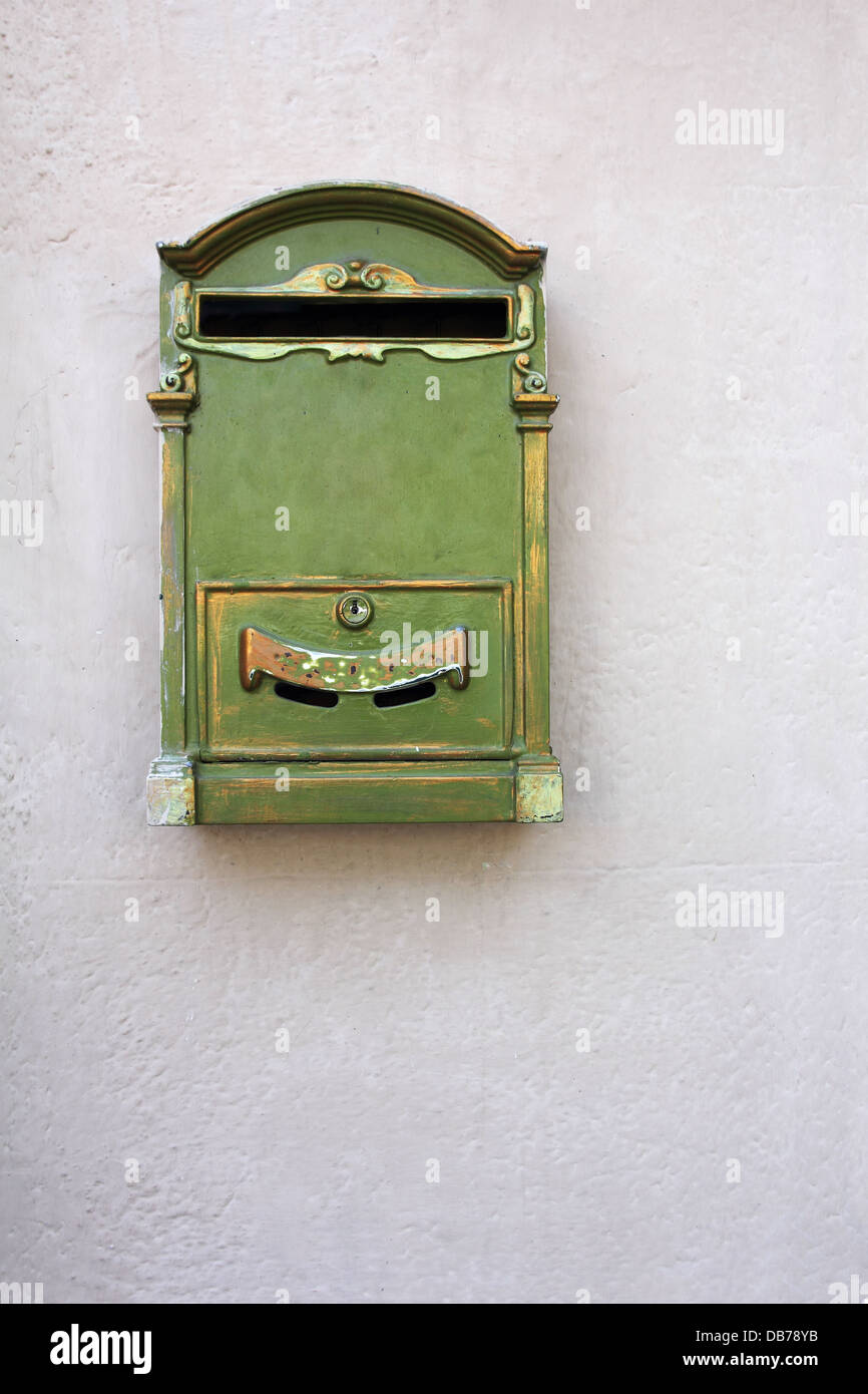 Antik Grün-Briefkasten an der Wand Stockfoto