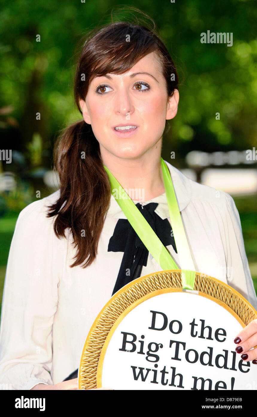 Natalie Cassidy Natalie Cassidy und Tochter Eliza starten Barnardo es große Krabbeln im Battersea Park London, England - 10.05.11 Stockfoto