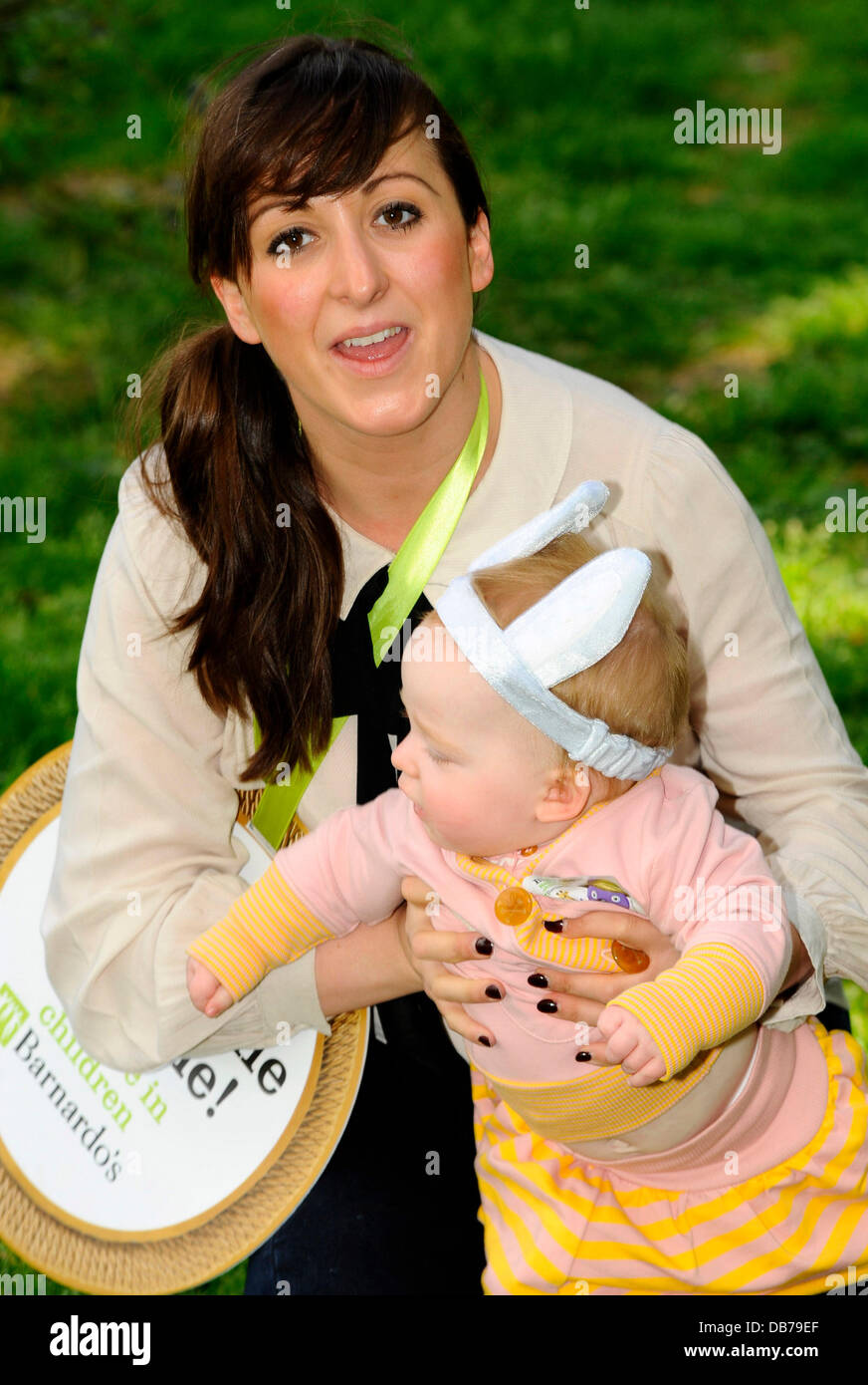 Natalie Cassidy und Tochter Eliza Natalie Cassidy und Tochter Eliza starten Barnardo es große Krabbeln im Battersea Park London, England - 10.05.11 Stockfoto