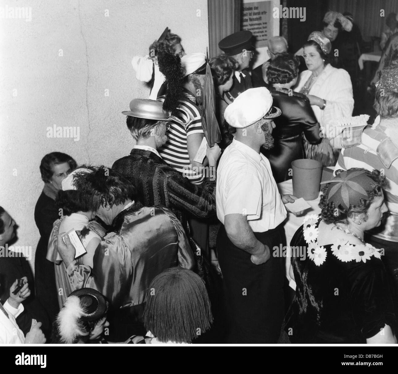 Festlichkeiten, Karneval, Festtag des 'Deutschen Ritter', kostümierte Gäste im Foyer, Löwenbräukeller, München, 1957, Zusatz-Rechte-Clearenzen-nicht vorhanden Stockfoto