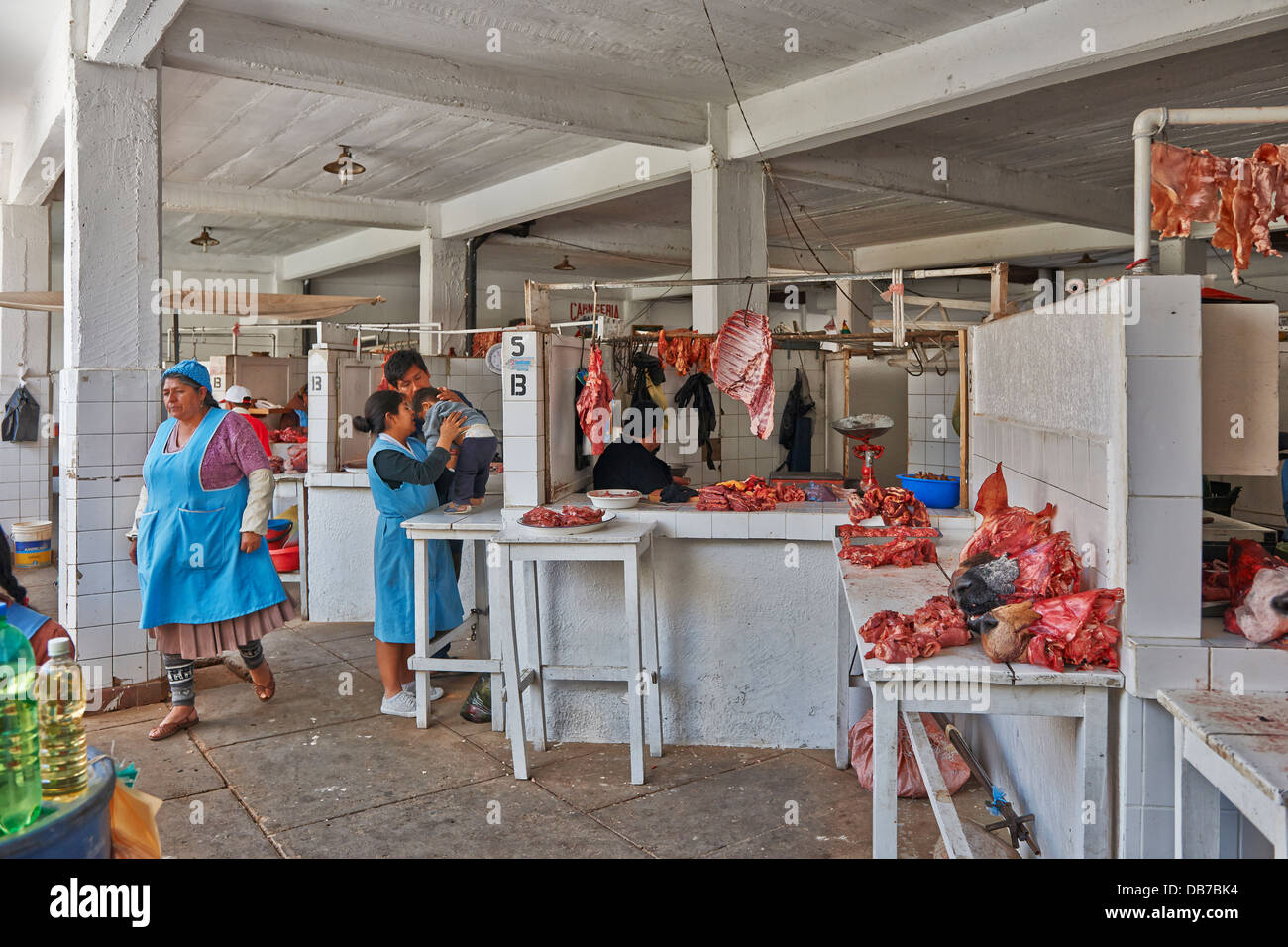 Marktstände mit Fleisch auf Mercado Central de Sucre, Bolivien, Südamerika Stockfoto