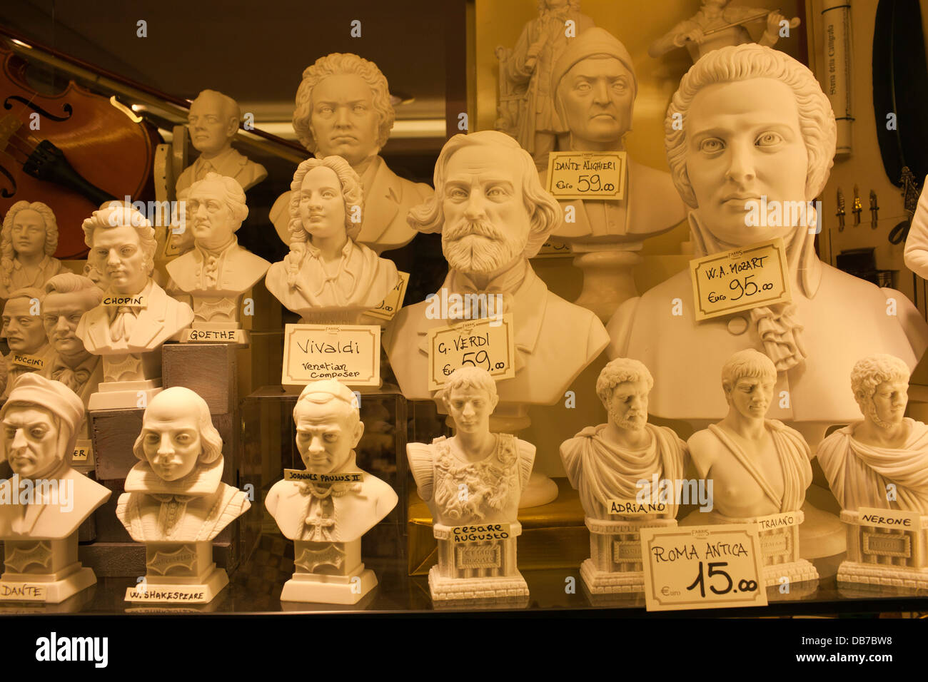 Büsten von einigen berühmten historischen Persönlichkeiten in einem Schaufenster in Venedig. Stockfoto