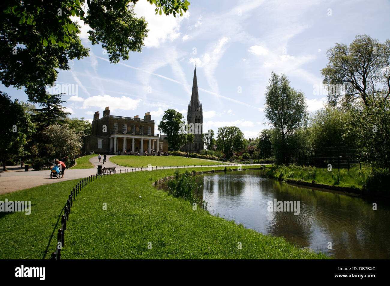 Auf dem New River Clissold House und Str. Marys Kirche in Clissold Park, Stoke Newington, London anzeigen Stockfoto