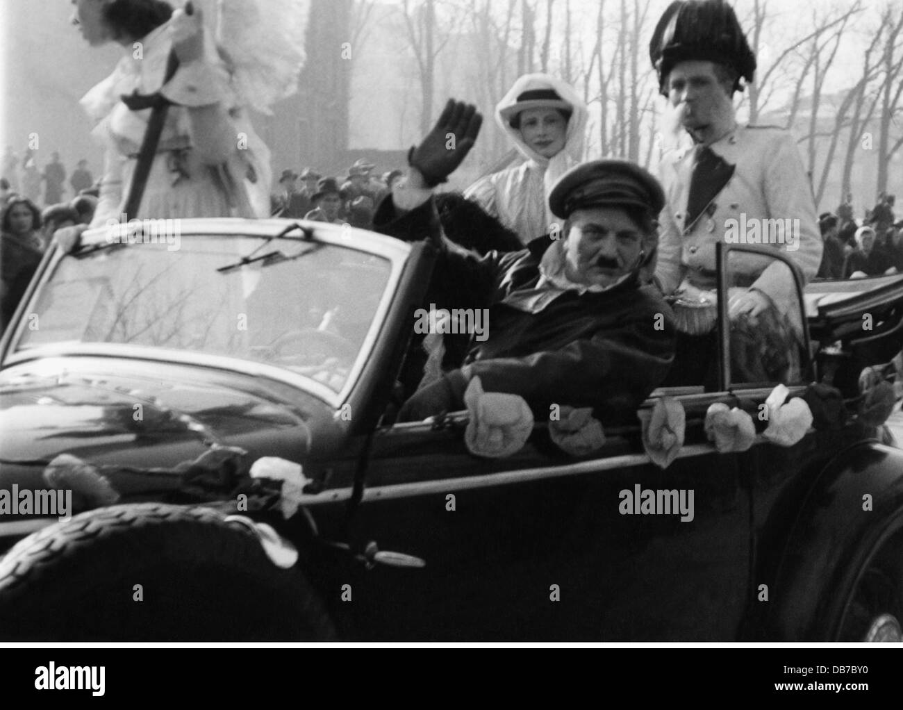 Festlichkeiten, Fasching, Faschingsumzug mit Hitler-Doppel, München, 24.2.1952, Zusatz-Rechte-Clearences-nicht vorhanden Stockfoto