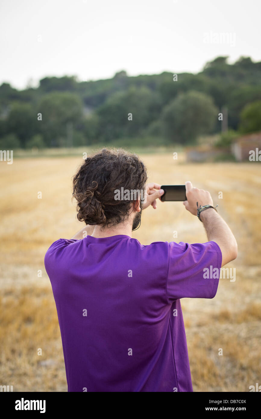 Junger Mann eine Aufnahme beim Wandern in der Natur Stockfoto