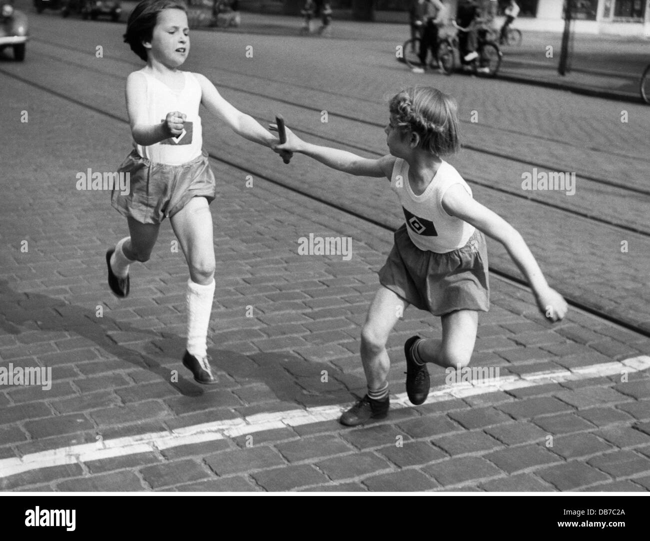 Sport, Leichtathletik, zwei Mädchenhemden des Hamburger SV während der