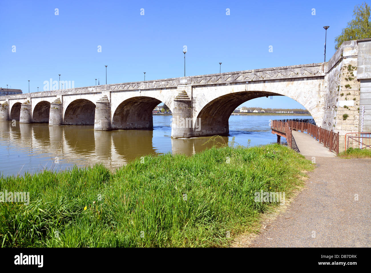 Cessart Brücke über die Loire bei Saumur, Gemeinde im Département Maine-et-Loire, Pays De La Loire-Region im westlichen Fra Stockfoto