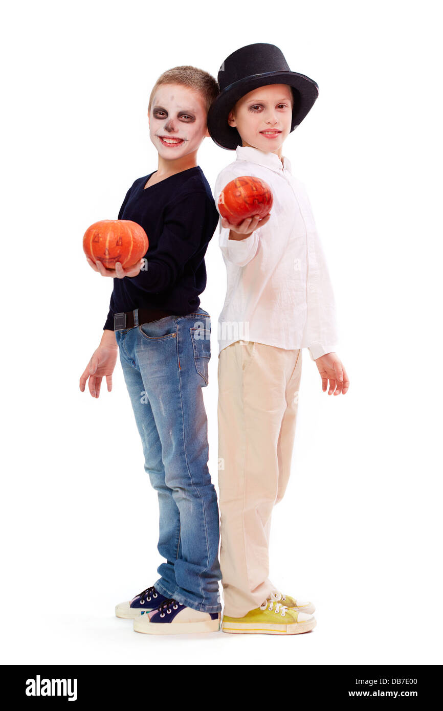 Foto von zwei unheimlichen jungen mit Halloween Pupkins Blick in die Kamera Stockfoto