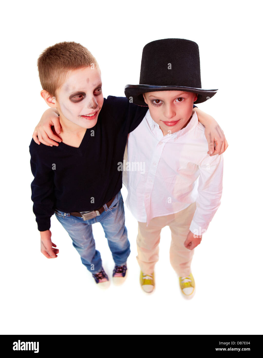 Foto von zwei Halloween jungen Blick in die Kamera auf weißem Hintergrund Stockfoto