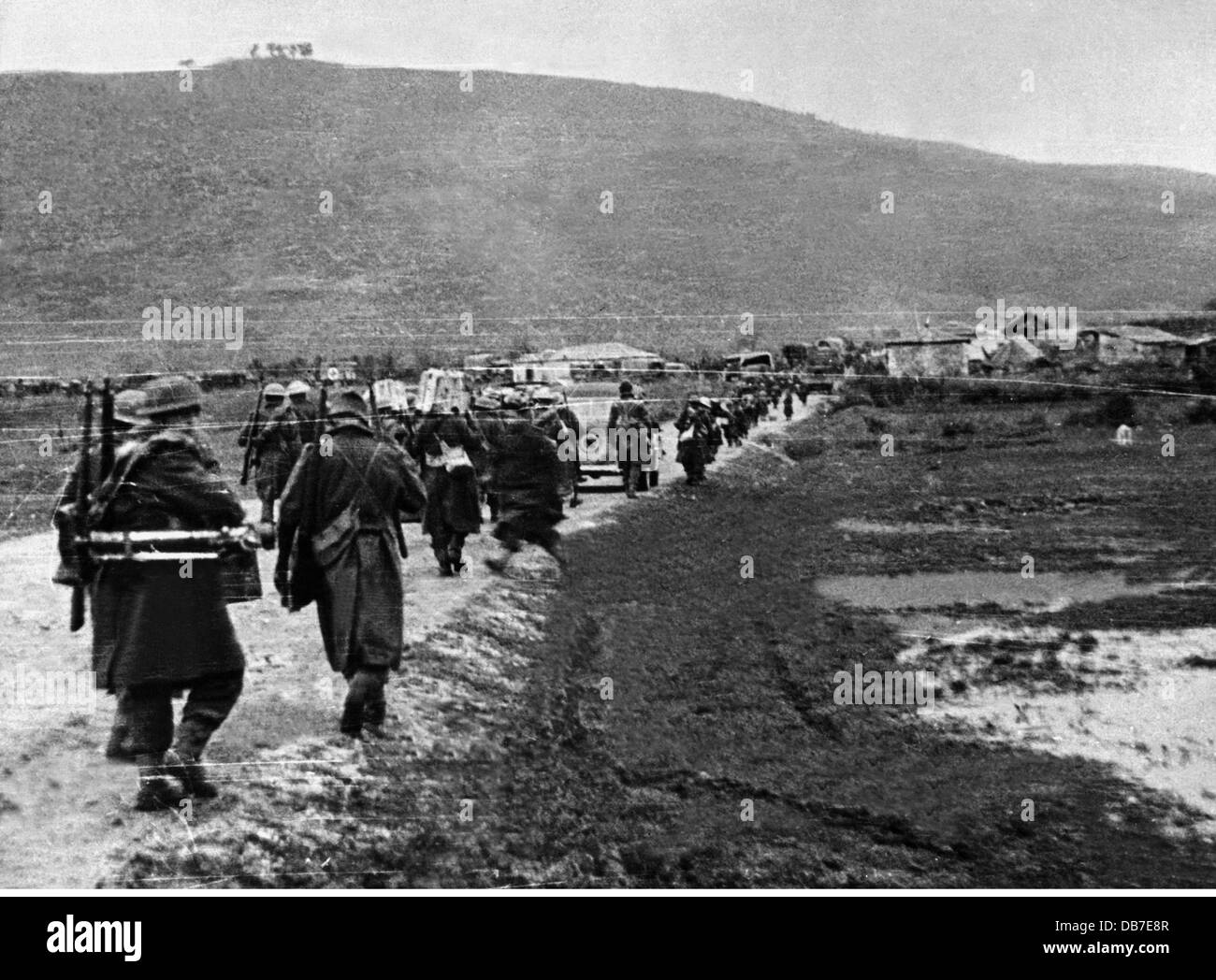 Griechischer Bürgerkrieg 1946 - 1949, Regierungstruppen auf dem Weg zur Front entlang der Straße von Yannina nach Konitsa, 12.1.1948, 20. Jahrhundert, 1940er, 40er, Griechenland, Kriege, Bürgerkrieg, Straße, Straßen, Militär, Soldaten, Soldat, Gewehr, Gewehr, Gewehre, Gewehre, marsch, Marsch, Hügel, Hügel, historisch, historisch, Menschen, zusätzliche-Rechte-Clearences-nicht vorhanden Stockfoto