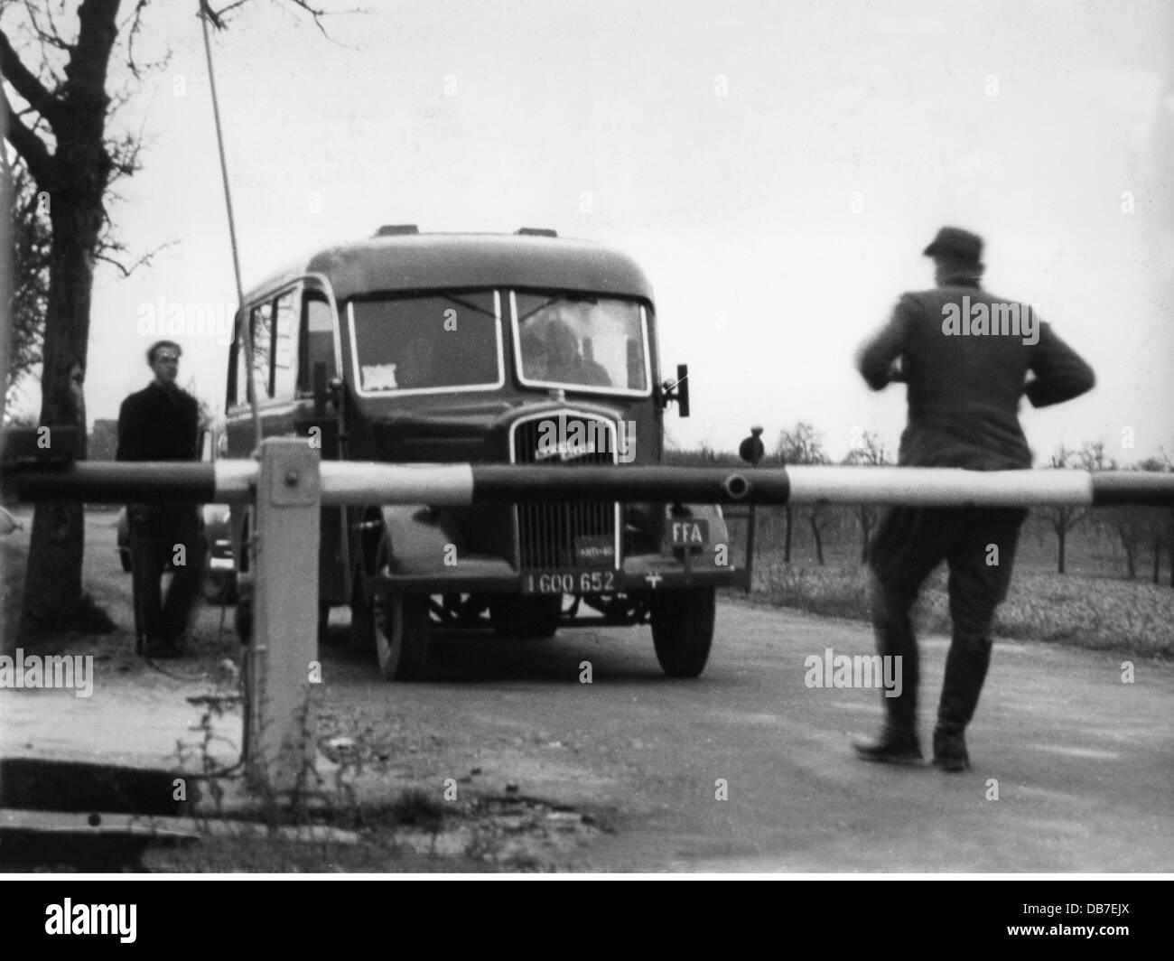 Grenzen, Grenzfälle, Zwischenfall an der deutsch-französischen Grenze bei Schweigern, Rheinland-Pfalz, 13.11.1952, Bus mit illegalen deutschen Rekruten für die französische Fremdenlegion, deutscher Zollbeamter hält den Bus an, Zusatzrechte-Abfertungen-nicht verfügbar Stockfoto