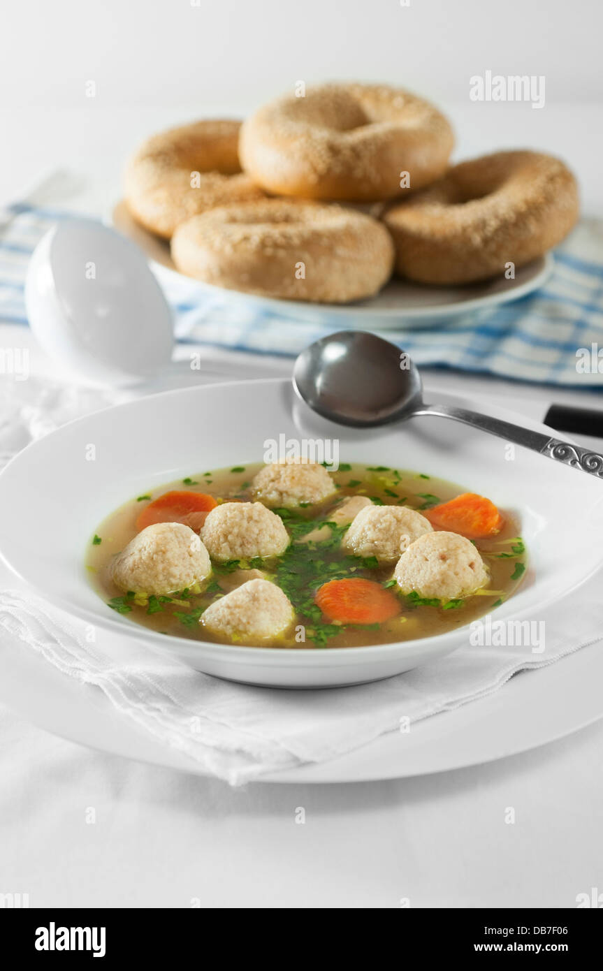 Hühnersuppe mit Kneidlach Matza Kugeln Stockfoto