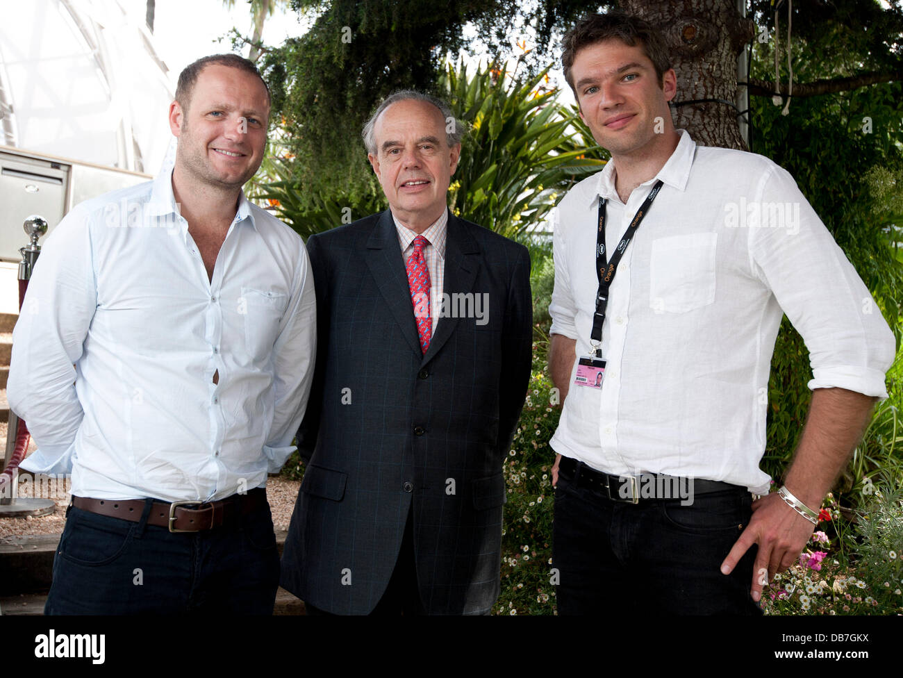 Frankreichs Culture Minister Frederic Mitterrand (C) mit Besitzer von Cinemoi TV Olly Bengough (L) und Julien Plante Creative Director von Cinemoi prominenten interviewt auf Cinemoi TV The Majestic in Cannes International Film Festival 2011 - Tag2 Stockfoto