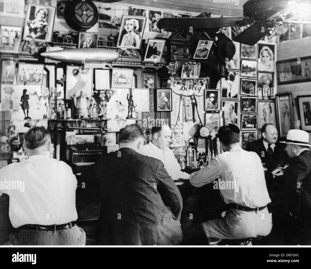 Gastronomie, Pubs / Bars, Pub mit Bildern von Filmstars hinter der Bar