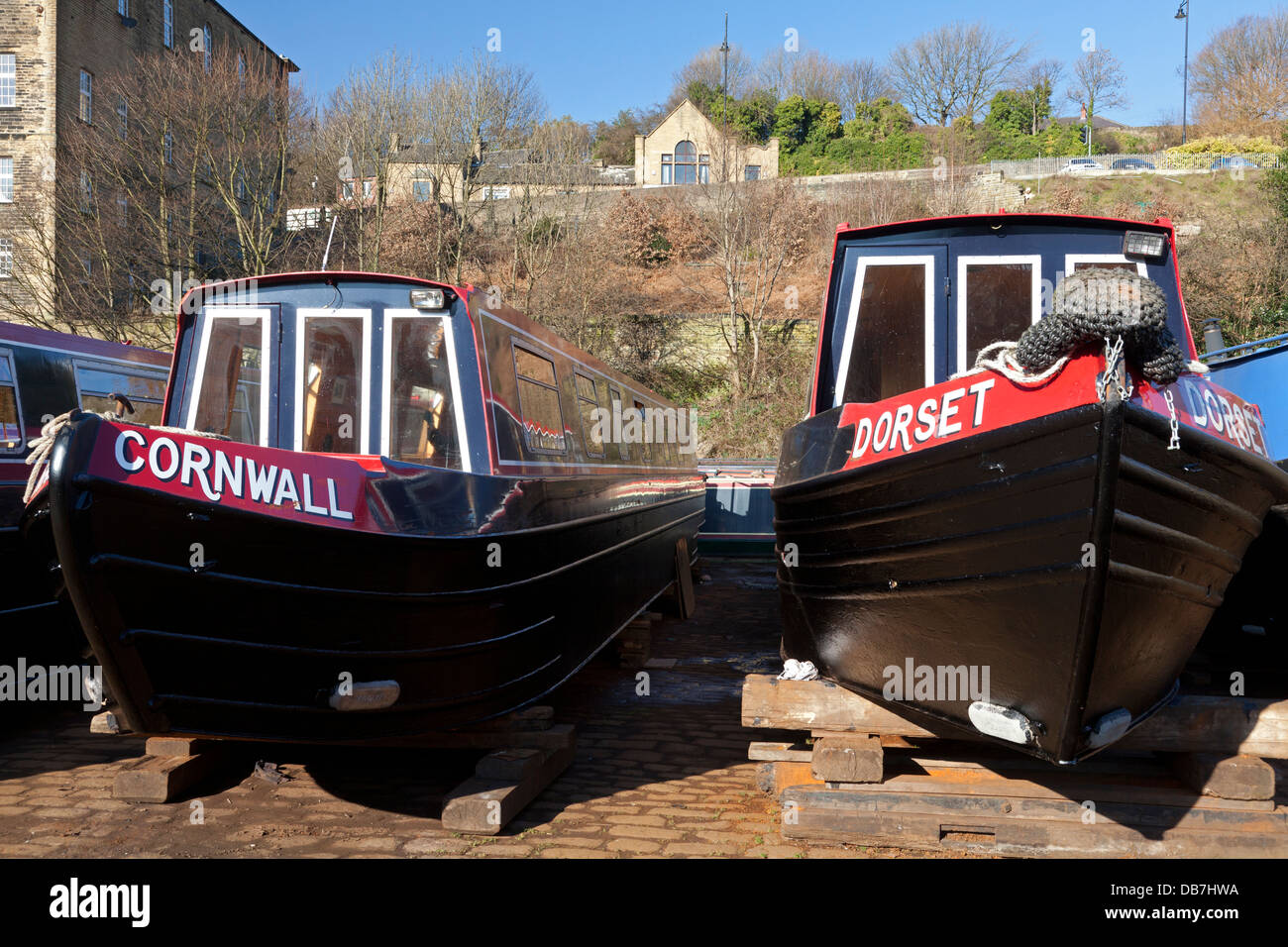 Warten auf den Beginn der Saison mieten bei der Kanal-Becken, Sowerby Bridge, West Yorkshire Boote mieten Stockfoto